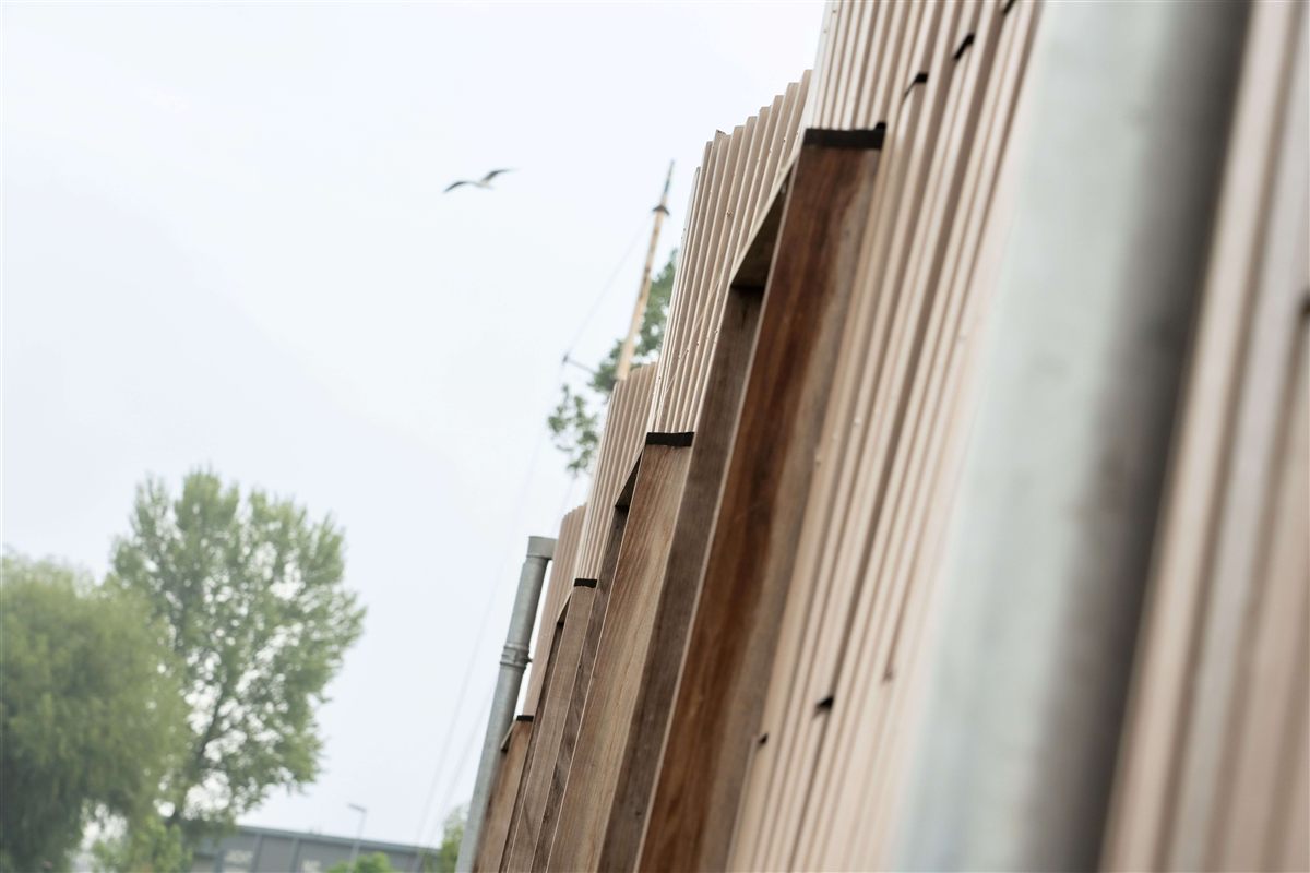 Houten interieur met dampopen opbouw